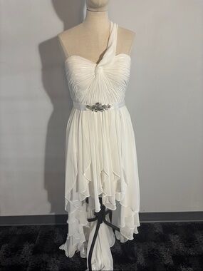 Elegant One-Shoulder White Chiffon Dress with Jeweled Waist